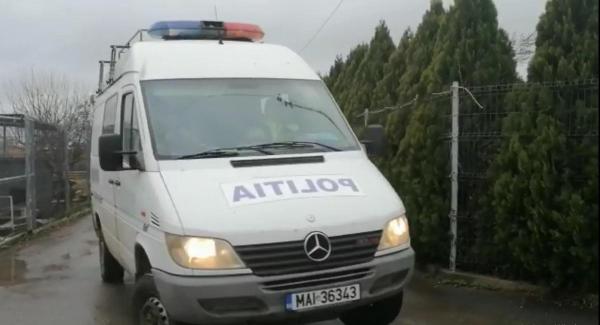 Un bărbat trage la ţintă, în poligonul Zip Escort