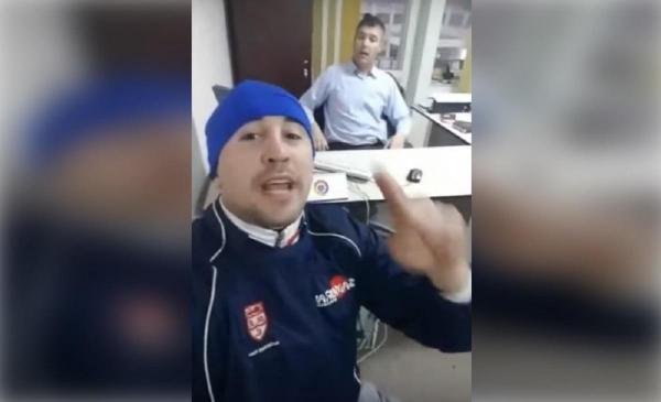 Tânărul a filmat momentul în care este încătuşat de poliţie, într-o secţie din Gura Humorului