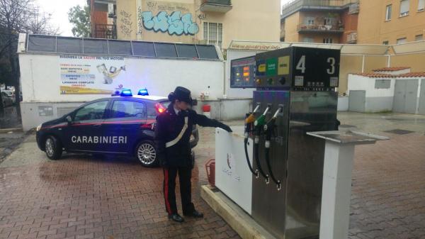 Polițistă într-o benzinărie din Italia