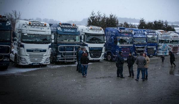 Şoferi români de TIR