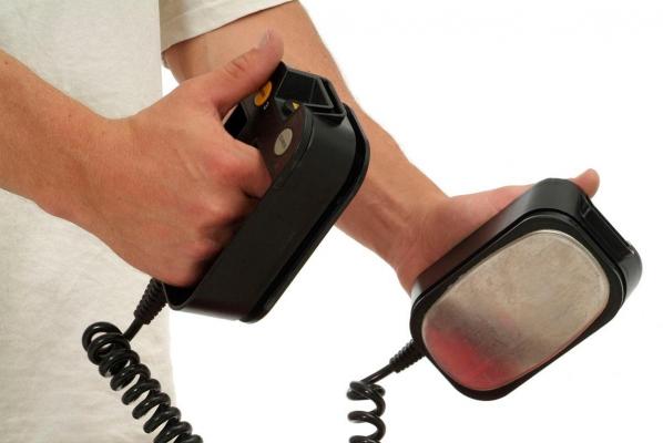 Imagine reprezentativă cu echipament defibrilator