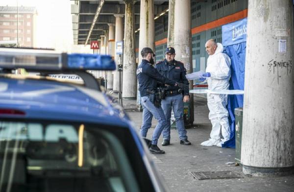 Carabinierii şi criminaliştii fac cercetări la faţa locului, în afara staţiei de metrou Molino Dorino