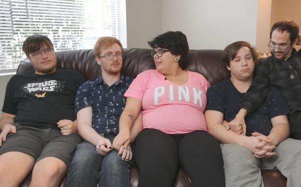 Pentru că îi iubeşte la fel de mult, o tânără va trăi cu toţi cei patru iubiţi