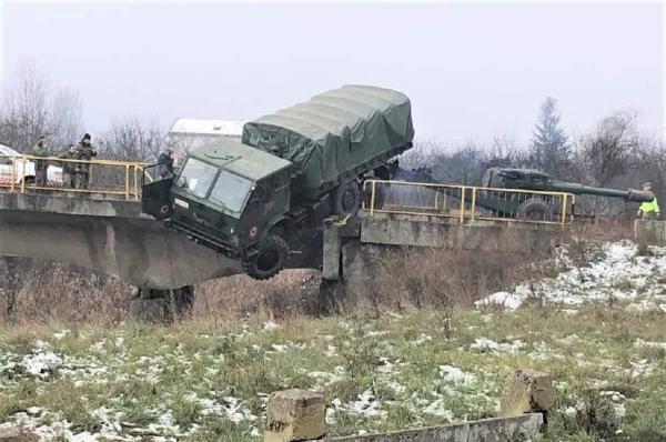 Şoferul unui camion al Armatei a pierdut controlul volanului şi a rămas suspendat pe un pod