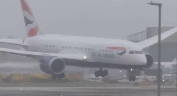 Avionul încearcă să aterizeze pe pista Heathrow