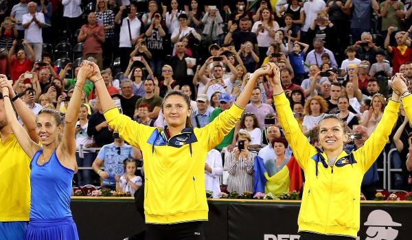 Echipa României celebrează victoria în Fed Cup