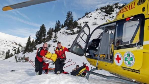 Medicii transportă un pacient la elicopter, pe o pârtie din Austria