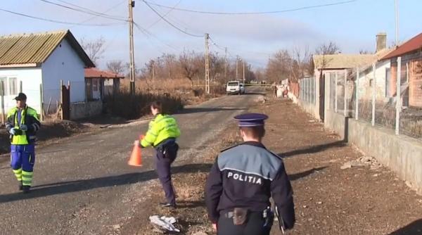 Poliţişti iau probe la locul unui incident