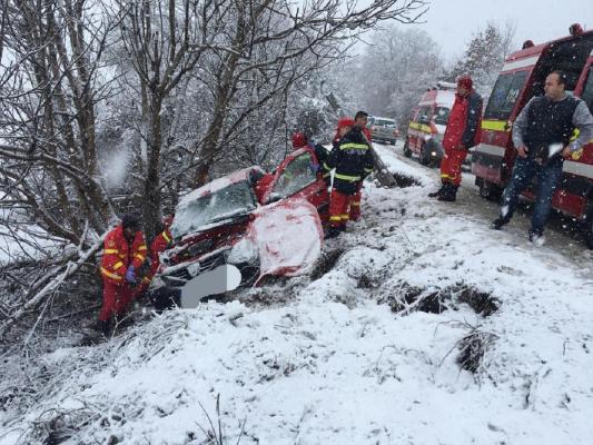 Accident mortal între Sibiu şi Agnita. Imagini teribile, după ce un Logan a derapat din cauza vitezei şi s-a izbit de un copac