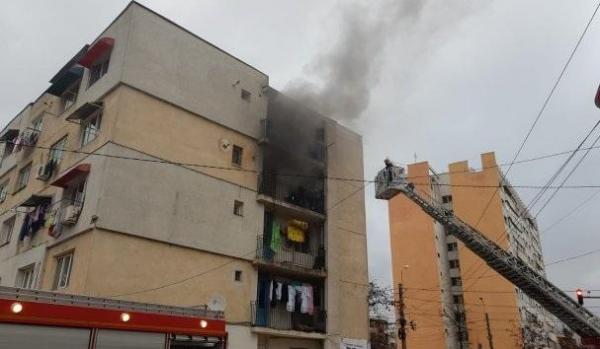 Explozie urmată de incendiu la Iaşi. Zeci de evacuaţi dintr-un cămin de nefamilişti