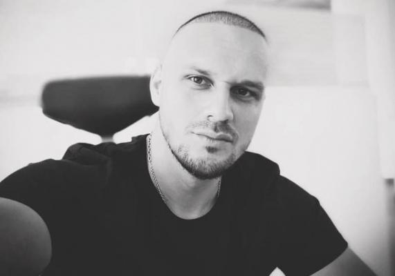 Un tânăr a murit pe scaunul frizerului, la Târgu Jiu. Poliţiştii au deschis dosar de moarte suspectă