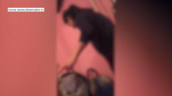 O mamă din Vaslui îşi snopeşte în bătaie copilul, în timp ce tatăl filmează grozăvia. Frăţiorul mai mic plânge să-l lase în pace (Video)