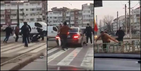 Bătaie generală într-o intersecţie din Galaţi. Trei tineri s-au dat jos dintr-o maşină şi au luat la pumni doi pietoni (Video)