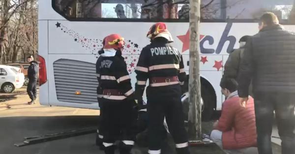 O persoană a fost prinsă sub un autocar, în zona Herăstrău. Bulevardul Kiseleff este blocat (Video)