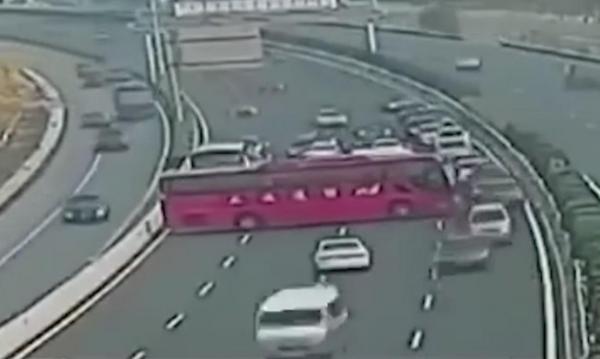 Autocarul întoarce pe o autostradă din China