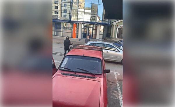 Tânăr din Piatra Neamţ, filmat cum rupe în bătaie doi bărbaţi, pentru un loc de parcare (Video)