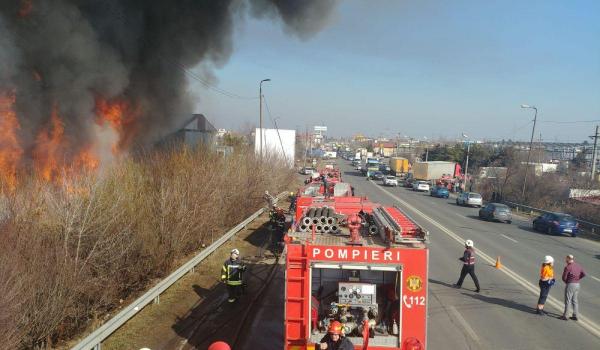 Incendiu uriaş într-un parc de dezmembrări auto de pe Centura Capitalei