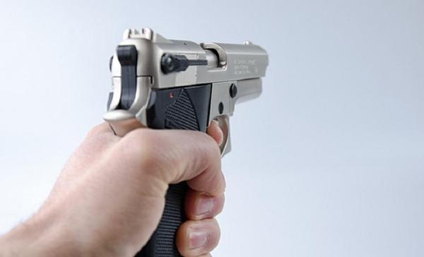 Tânăr prins la Craiova, după ce a încercat să vândă un pistol pe Internet