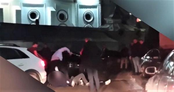Mai mulţi tineri s-au bătut ca-n filme lângă un club din Târgu Neamț. Un băiat prăbuşit pe asfalt este călcat în picioare (Video)
