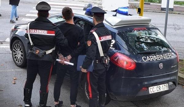 Un hoţ român dă spargerea vieţii în Sicilia. Fură aur, ceasuri, euro, iar la sfârşit aprinde lumina. Prins, arestat, încarcerat