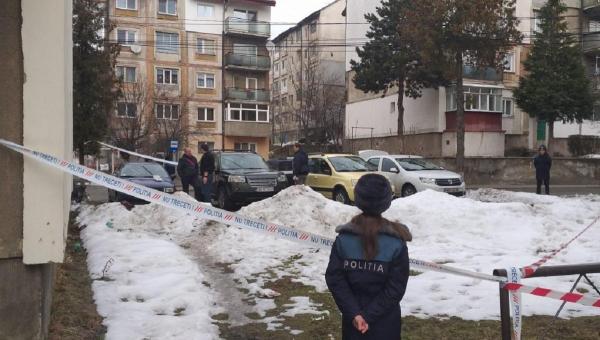 Bebeluş găsit mort pe stradă, în Hunedoara. Copilaşul era aruncat lângă gunoi, pe un morman de zăpadă (Video)