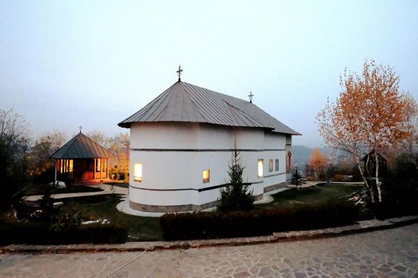 Un călugăr de la Mănăstirea Cornu şi-a pus capăt zilelor, în chilie
