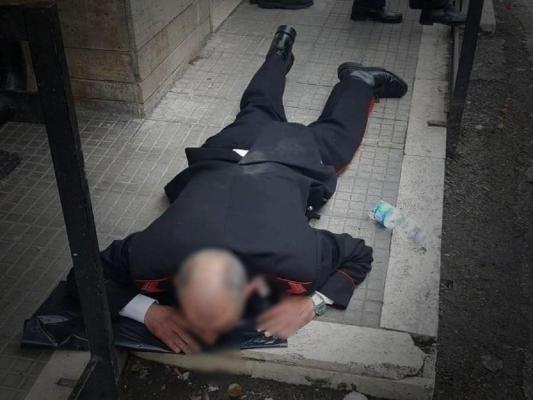 Român din Italia se bate cu 3 patrule de carabinieri, bagă 2 poliţişti în spital, imobilizat într-un final