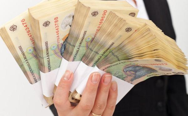 Tânăr din Vâlcea găseşte un buletin pe jos, vede că persoana din poză seamănă cu el şi începe să ia credite în neştire