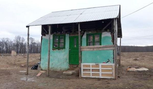 O familie cu nouă copii, din Suceava, trăiește într-o singură cameră