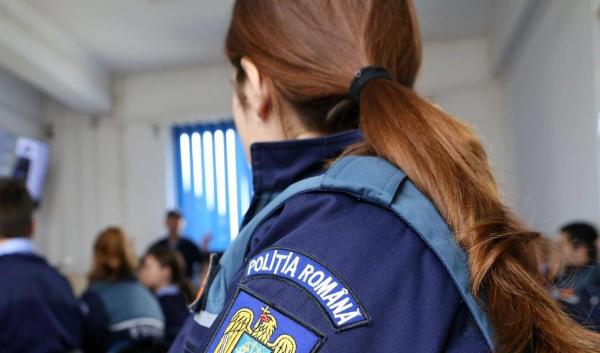 Polițistă la o secție de poiliție din România