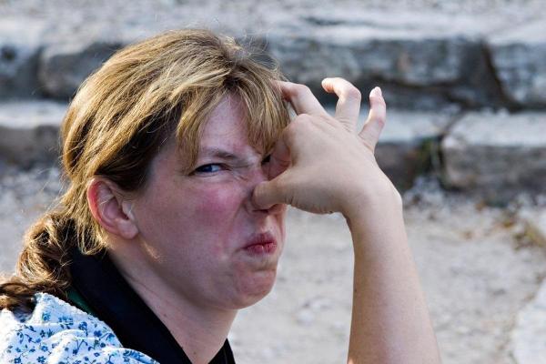 Bărbat din Târgovişte varsă de la balcon 200 de litri de zeamă de varză murată, îşi lasă vecinii în lacrimi de la miros