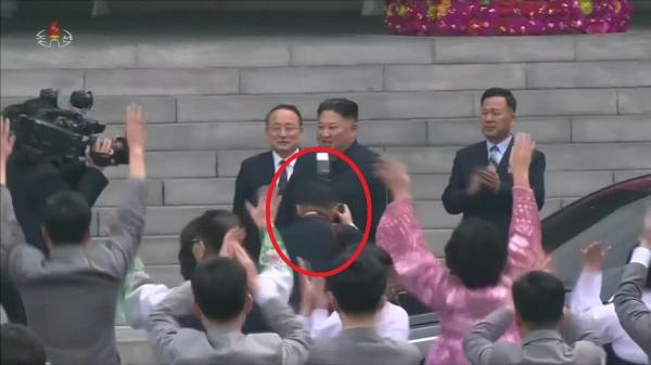 Kim Jong Un şi fotograful său oficial