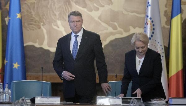 Klaus Iohannis și Viorica Dăncilă la o ședință de guvern