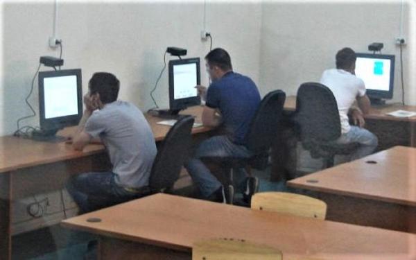 Bulversat de întrebările pentru permisul auto, un tânăr din Caraş şi-a sunat un prieten în timpul examenului