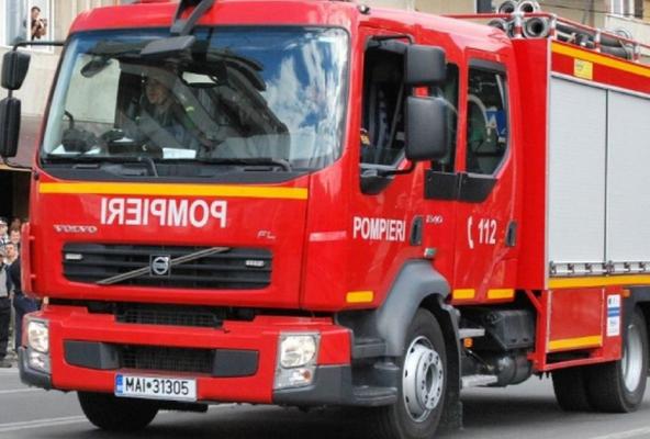 Explozie puternică într-un bloc din Constanţa. 11 garsoniere afectate, un bărbat a fost transportat la spital