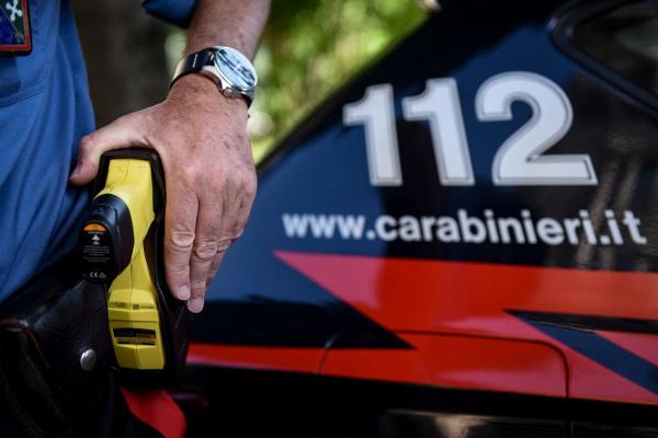 Nervos, un român din Italia invită poliţiştii în apartament să arate că e cetăţean model, uită de drogurile de pe noptieră