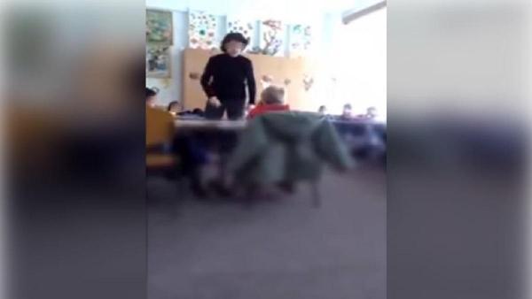 Băieţel de 5 ani din Braşov, bătut de educatoare şi încuiat în debaraua grădiniţei, cu lumina stinsă (Video)