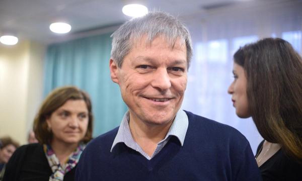 Dacian Cioloș la o conferință de presă