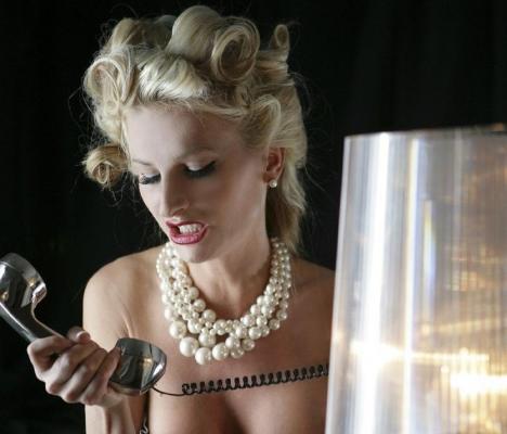 O prostituată din Suceava a sunat furioasă la 112 să se plângă că a fost plătită cu bani falși