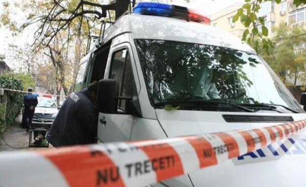 O tânără a fost găsită de o prietenă în faţa blocului, cu o rană la ceafă şi total bulversată