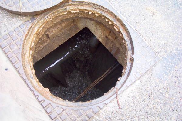 Un copil de 3 ani a murit după ce a căzut în fosa septică a şcolii, la Iaşi