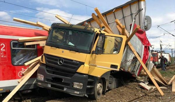 TIR încărcat cu cherestea spulberat de un tren la Beclean