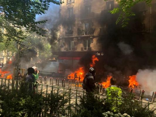 Haos la Paris, vestele galbene s-au dezlănțuit din nou. Poliția intervine cu gaze lacrimogene - Live Video