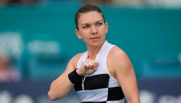 Simona Halep se bucură de victorie