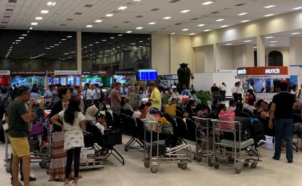 Oameni pe Aeroportul din Colombo