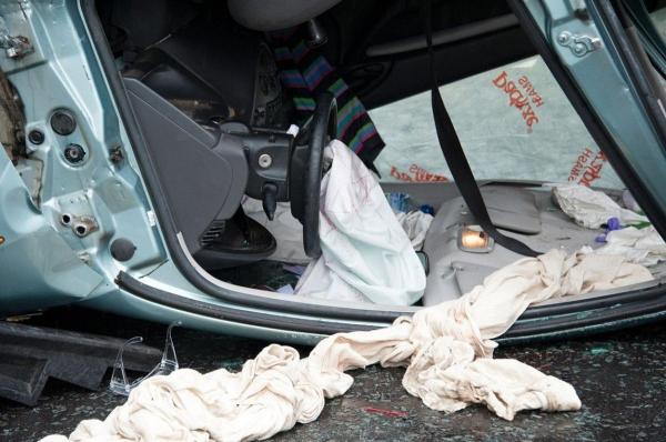 Şoferiţă în stare gravă, după ce s-a răsturnat cu maşina de mai multe ori, pe un drum drept, în Timiş