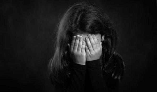 Fetiţa de 12 ani a fost abuzată de tatăl ei, în Ruscova, Maramureş