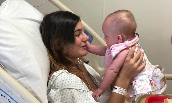 Dana Scatton și fiica ei, în spital