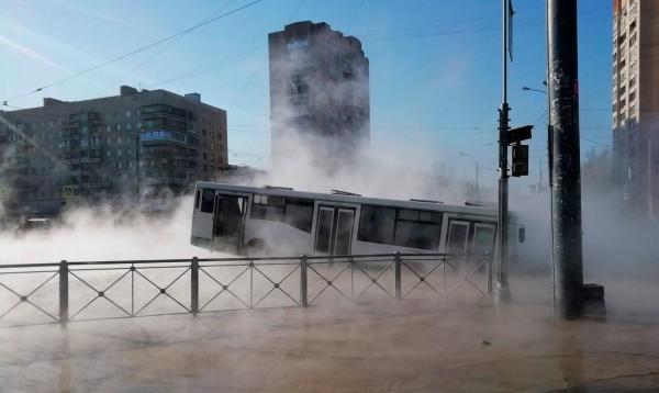 Autobuzul blocat în inundația cu apă fierbinte