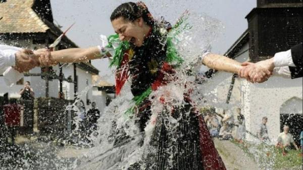 O tradiţie specifică Lunii Albe este stropirea cu apa